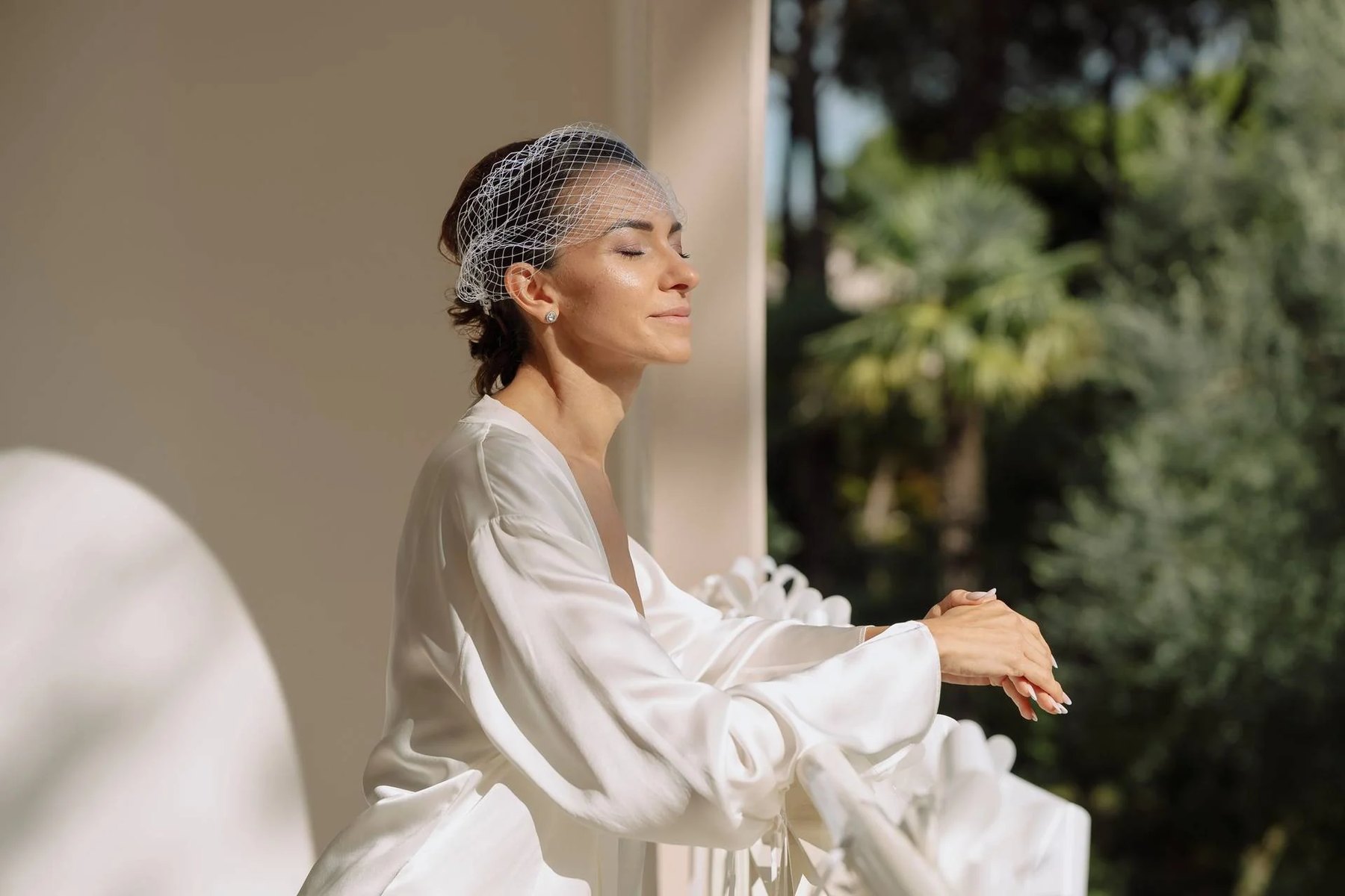 Sposa in un momento di quiete prima del matrimonio