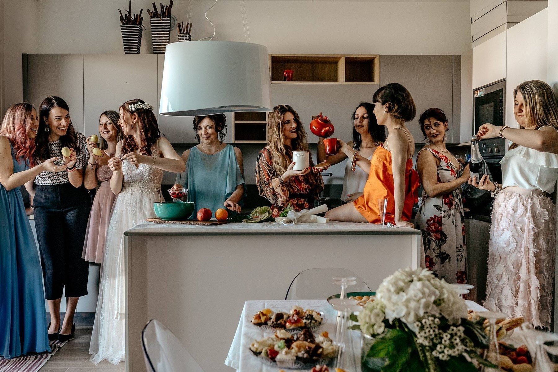 Sposa e amiche durante i preparativi del matrimonio