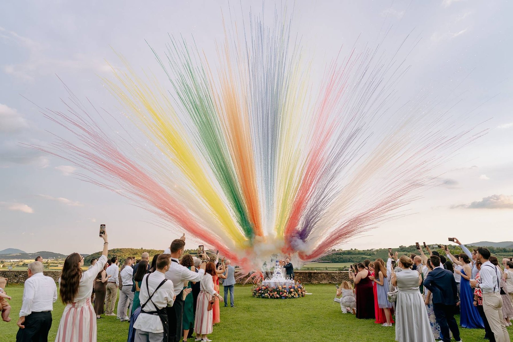 Festa di matrimonio con invitati e colori